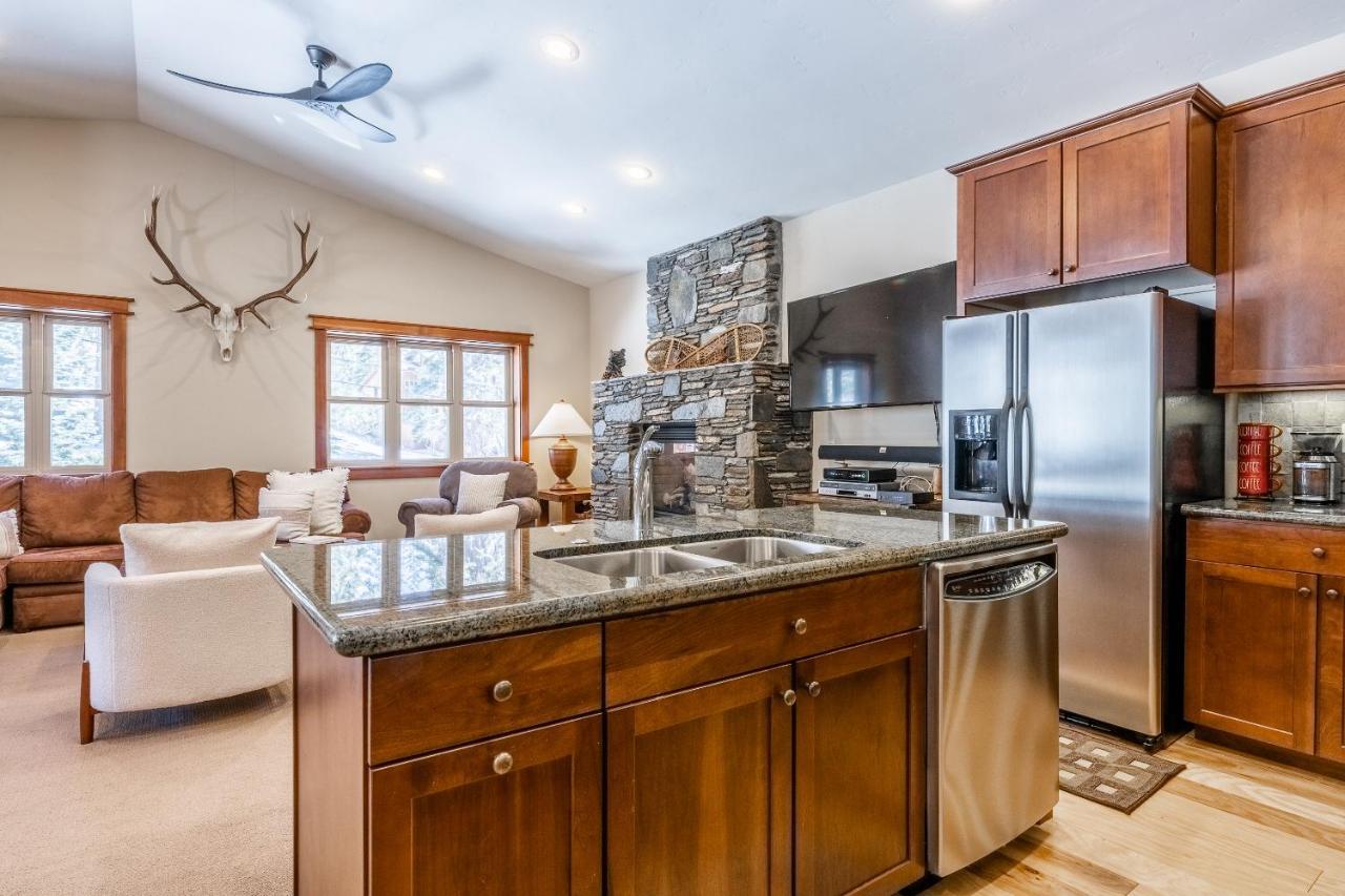 Newly Updated Red Slate 4 Is A 4 Bedrm 3 Full Bathrm Townhome Close To Canyon That Sleeps 10 *