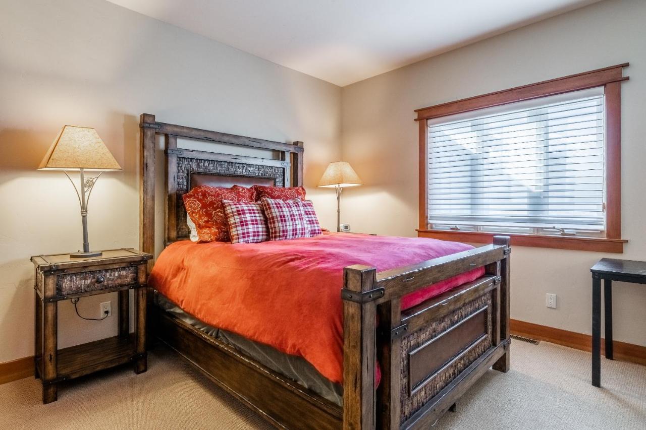 Newly Updated Red Slate 4 Is A 4 Bedrm 3 Full Bathrm Townhome Close To Canyon That Sleeps 10 *
